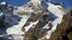 ARCHIV - Blick vom Col de Lautaret auf die Gletscher der Barre des Ecrins in den französischen Alpen, aufgenommen am 25.09.2014. Eine Lawine hat in den französischen Alpen mindestens fünf Menschen getötet. Zwei Personen wurden noch vermisst, wie französische Medien am 15.09.2015 unter Berufung auf den Präfekten des Departements Hautes-Alpes meldeten. Foto: Thomas Muncke/dpa +++(c) dpa - Bildfunk+++
