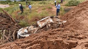 People look at the damage caused by a flash flood in Hildale, Utah September 15, 2015. Flash floods killed nine people near Utah's border with Arizona when a "large wall of water" triggered by heavy rain pounding nearby canyons swept them away in their cars, officials said on Tuesday. REUTERS/David Becker