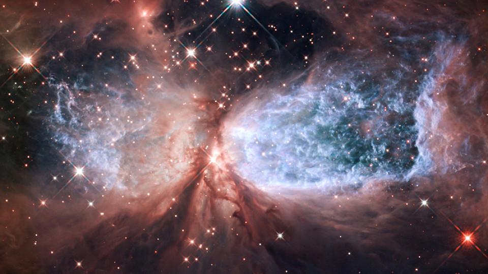 Image #: 16674145    Hubble Serves Up a Holiday Snow Angel The bipolar star-forming region, called Sharpless 2-106, looks like a soaring, celestial snow angel. The outstretched "wings" of the nebula record the contrasting imprint of heat and motion against the backdrop of a colder medium. Twin lobes of super-hot gas, glowing blue in this image, stretch outward from the central star. This hot gas creates the "wings" of our angel. A ring of dust and gas orbiting the star acts like a belt, cinching the expanding nebula into an "hourglass" shape.  MAI/NASA /Landov Keine Weitergabe an Drittverwerter.