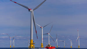 Windräder des Offshore-Windparks «Baltic 2» sind am 09.09.2015 in der Ostsee vor der Insel Rügen (Mecklenburg-Vorpommern) zu sehen. Der Offshore-Windpark mit insgesamt 80 Anlagen wurde im Auftrag des Energiekonzerns EnBW errichtet. Mit der feierlichen Inbetriebnahme am 21. September 2015 geht «Baltic 2» offiziell ans Netz. Die 80 Windkraftanlagen haben eine Gesamtleistung von 288 Megawatt und können rechnerisch 340.000 Haushalte mit Strom versorgen. Foto: Jens Büttner/dpa +++(c) dpa - Bildfunk+++