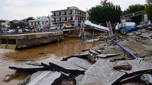 epa04945314 Destroyed vehicles and parts of road after heavy rainfall on Skopelos island, in Greece, 23 September 2015. Heavy rainfall and thunderstorms on 22 November caused serious damage and floods on Skopelos and Rhodes islands. EPA/GEORGE POULIOS +++(c) dpa - Bildfunk+++