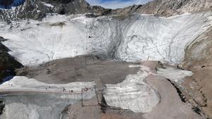 Der Schneeferner, Deutschlands höchster und größter Gletscher, hat im Sommer den größten Teil seiner Eisfläche verloren