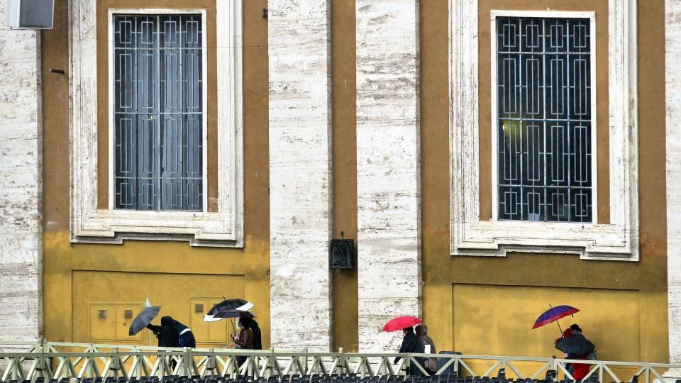 Touristen mit Regenschirmen gehen bei strömendem Regen am Freitag (20.04.2012) den Weg zur Besichtigung des Petersdom in Rom, Italien. Auch in Italien zeigt sich das Wetter Freitag nicht von seiner besten Seite, es regnete und war auch immer wieder bewölkt.  Foto: Jan Woitas dpa  +++(c) dpa - Bildfunk+++