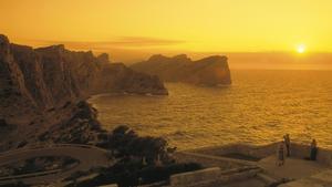 Sonnenuntergang über dem Meer in Cap Formentor auf Mallorca, Spanien.