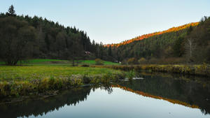 Die idyllische Landschaft des Aufseßtals bei Seelig (Bayern) spiegelt sich am 11.11.2015 im Wasser der Aufseß. Foto: Nicolas Armer/dpa +++(c) dpa - Bildfunk+++