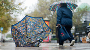 Ein kaputter Regenschirm liegt am 22.10.2014 in der Innenstadt von Hannover (Niedersachsen). Ausläufer des Hurrikans «Gonzalo» sorgen für den ersten Herbststurm der Saison in Deutschland. Foto: Julian Stratenschulte/dpa +++(c) dpa - Bildfunk+++