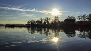 Die Sonne spiegelt sich am 12.11.2015 im Starnberger See bei Tutzing (Bayern). Foto: Marc Müller dpa +++(c) dpa - Bildfunk+++