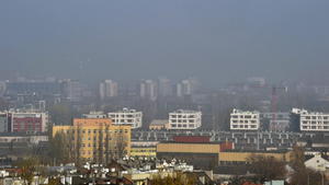 ACHTUNG! SPERRFRIST MONTAG 30.11. 10.00 UHR - FILE - A blanket of smog and fog is seen above the city in Krakow, Poland, 06 November 2015. Measuring stations in Krakow for several days note the exceeded level of harmful dust PM10, which is the main component of smog, in the city.  EPA/JACEK BEDNARCZYK POLAND OUT     (zu dpa "Europas Stadtbewohner leben mit gefährlicher Luftverschmutzung" vom 29.11.2015) +++(c) dpa - Bildfunk+++
