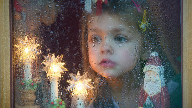 ARCHIV - ILLUSTRATION - Die dreijährige Mia schaut am zweiten Weihnachtsfeiertag am 26.12.2013 aus einer vom Regen nassen Fensterscheibe in Sieversdorf (Brandenburg). Foto: Patrick Pleul/dpa (zu dpa "Umfrage: Etwa jeder dritte Deutsche wünscht sich weiße Weihnacht" vom 14.12.2015) +++(c) dpa - Bildfunk+++