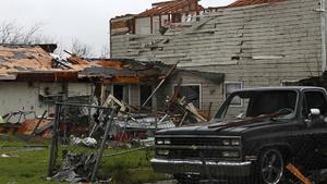(151227) -- DALLAS, Dec. 27, 2015 -- A dwelling house damaged by tornadoes is seen in Garland, Dallas, the United States on Dec. 27, 2015. Tornadoes swept through the northern part of the southern U.S. state of Texas on Saturday night, killing eleven people and causing substantial material damage. ) U.S.-DALLAS-TORNADOES-AFTERMATH SongxQiong PUBLICATIONxNOTxINxCHN151227 Dallas DEC 27 2015 a Dwelling House damaged by tornadoes IS Lakes in Garland Dallas The United States ON DEC 27 2015 tornadoes Swept Through The Northern Part of The Southern U S State of Texas ON Saturday Night Killing Eleven Celebrities and causing substantial Material Damage U S Dallas tornadoes Aftermath SongxQiong PUBLICATIONxNOTxINxCHN