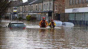 epa05082341 Rescue service workers work to evacuate residents from their flooded homes in York city centre, North Yorkshire, Britain, 28 December 2015. The nearby river Ouse burst its banks after heavy rainfall over Christmas and Boxing Day, causing widespread flooding across the north of Britain with many residents being evacuated by rescue services. EPA/LINDSEY PARNABY +++(c) dpa - Bildfunk+++