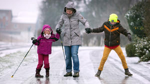 dpatopbilder Eine Familie aus Bad Essen geht am 05.01.2016 in Bad Essen (Niedersachsen) über eine spiegelglatte Nebenstraße. In der Nacht gab es leichten Regen bei Temperaturen um den Gefrierpunkt. Foto: Oliver Krato/dpa +++(c) dpa - Bildfunk+++