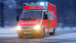 Bei starkem Schneefall ist am 26.01.2007 in Berlin auf der Straße des 17. Juni ein Rettungswagen der Feuerwehr mit Blaulicht unterwegs. Foto: Arno Burgi +++(c) dpa - Report+++