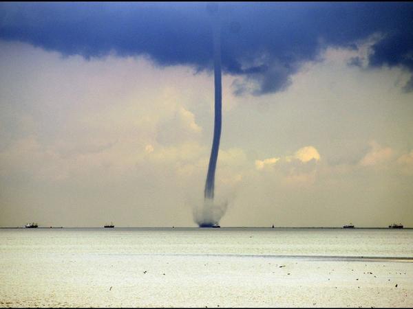 A waterspout above the Wadden Sea in northern Netherlands, 09 July 2007. A waterspout is a whirlwind, caused by heavy air turbulence, that sucks up water when it arrives above sea. EPA/Meijert de Haan +++(c) dpa - Bildfunk+++