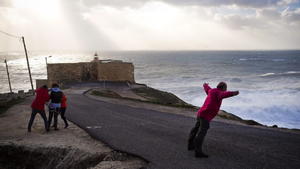 epa05160877 A man feels the wind near Sao Miguel Fort in Nazare, Portugal, 14 February 2016. Portugal's National Civil Protection Authority (ANPC) announced today that it will keep in high allert level until tomorrow due to the difficult weather conditions that the country faces. EPA/JOSE SENA GOULAO +++(c) dpa - Bildfunk+++