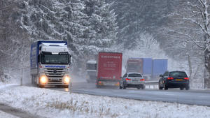 Trotz Wintereinbruch in Rheinland-Pfalz rollt der Verkehr am 15.01.2016 auf der B51 bei Stadtkyll. Auf den Hauptverkehrsstraßen sind Schnee und Eis geräumt worden. Foto: Harald Tittel/dpa +++(c) dpa - Bildfunk+++