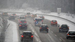 Fahrzeuge sind am 25.02.2016 nahe Potsdam (Brandenburg) bei starkem Schneefall auf der A115 unterwegs. Foto: Ralf Hirschberger/dpa +++(c) dpa - Bildfunk+++