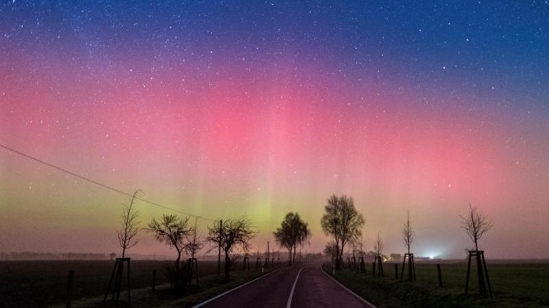 Polarlichter haben den Himmel über Ostdeutschland zum Leuchten gebracht. Foto: Patrick Pleul/dpa
