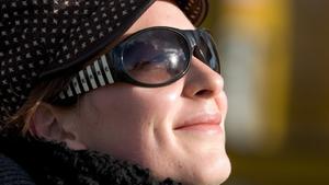 Derya Demir aus Istanbul genießt am Dienstag (22.01.2008) in der Innenstadt von Münster mit ihrer Sonnenbrille die wärmenden Sonnenstrahlen. Das Wetter zeigt sich heute in Teilen von Nordrhein-Westfalen freundlich mit Temperaturen um 6 Grad Celsius. Foto: Friso Gentsch dpa/lnw +++(c) dpa - Bildfunk+++