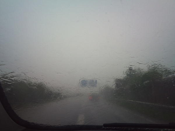Heftiger Starkregen auf der Autobahn