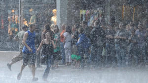 Menschen laufen am Samstag (21.05.2011) während eines Unwetters über die mit Hagelkörnern bedeckte Königstraße in Stuttgart. Ein Gewitter mit starkem Regen und Hagel zog am Nachmittag über die Innenstadt der baden-württembergischen Landeshauptstadt. Foto: Marijan Murat dpa/lsw  +++(c) dpa - Bildfunk+++