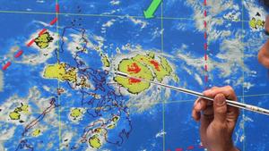 Philippine Atmospheric, Geophysical and Astronomical Services Administration (PAGASA) senior weather forecaster Rene Paciente shows the movement of tropical storm Conson (local name 'Basyang') at a monitoring center in Quezon City, east of Manila, Philippines 13 July 2010. According to the weather bureau, Conson is estimated at 190 kilometres east-northeast of the Philippine province of Catanduanes with maximum sustained winds of 115 kilometres per hour. EPA/ROLEX DELA PENA  +++(c) dpa - Bildfunk+++