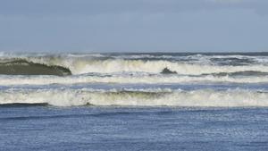 Wellen mit weißer Gischt von der stürmischen Nordsee an der Küste der Insel Langeoog, 24.10.2013