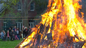 Ein großes Maifeuer brennt am 30.04.2013 in Sieversdorf (Brandenburg). Das Maifeuer, auch Hexenfeuer genannt, wird in weiten Teilen Deutschlands gefeiert. Dazu wird am 30. April ein Feuer entfacht, mit dem man die bösen Geister vertreiben will. Foto: Patrick Pleul/dpa