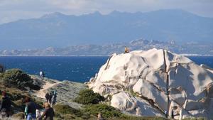 Korsika zum Greifen nahe: Die Nachbarinsel ist über die Straße von Bonifacio vom Capo Testa aus besonders gut zu sehen. Foto: Christian Röwekamp