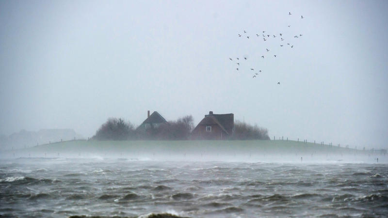 Landunter auf der nordfriesischen Hallig Langeneß (Schleswig-Holstein) in der Nordsee. Bei Sturmflut an der Nordsee sind die Halligen am meisten gefährdet. 