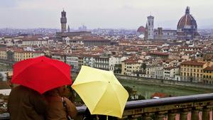 Touristen blicken am Mittwoch (01.03.2006) bei Regen über die Stadt von Florenz. Der März in der Toscana beginnt mit regnerischem und wechselhaften Wetter. Die deutsche Fußball-Nationalmannschaft trifft am Abend in Florenz im ersten Länderspiel des WM-Jahres auf Italien.  Foto: Michael Hanschke dpa +++(c) dpa - Bildfunk+++