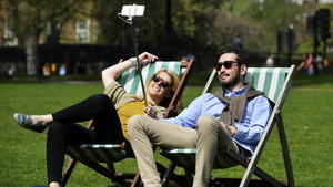 epa05294521 A couple take a selfie in the sunshine in St James's Park, central London, Britain, 08 May 2016. Temperatures in the capital are to reach 26 celsius on 08 May 2016, making it the hottest day of the year so far. EPA/HANNAH MCKAY +++(c) dpa - Bildfunk+++