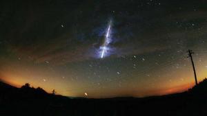 Das am 6.11.2001 von der NASA veröffentlichte Foto vom November 2000 zeigt einen Meteoriten über dem US-Bundesstaat Washington. Er ist einer aus dem Leoniden-Sternschnuppenschwarm, der immer im November auftritt. Die Meteoriten kommen dabei scheinbar aus dem Sternbild des Löwen (lat. Leo).ACHTUNG: Die sichtbaren Streifen zeigen in der Regel Lichtspuren von Sternen,  Satelliten, der ISS oder Luftmolekülen. Meteoriten  (Sternschnuppen) sind aufgrund der kurzen Zeit des Einschlages und der relativ geringen Lichtintensität meist nicht fotografierbar.