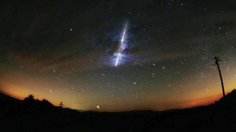 Das am 6.11.2001 von der NASA veröffentlichte Foto vom November 2000 zeigt einen Meteoriten über dem US-Bundesstaat Washington. Er ist einer aus dem Leoniden-Sternschnuppenschwarm, der immer im November auftritt. Die Meteoriten kommen dabei scheinbar
