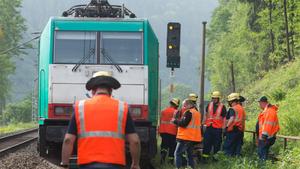 Mitarbeiter des Technischen Hilfswerk (THW) begutachten am 24.05.2016 bei Schmilka (Sachsen) eine entgleiste Lok eines Güterzuges. Die Lok war zuvor in die Geröllmassen eines Erdrutsches gefahren und entgleist. Die Bahnstrecke zwischen Dresden und Prag ist gesperrt. Foto: Sebastian Kahnert/dpa +++(c) dpa - Bildfunk+++