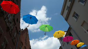 Bunte Regenschirme hängen am 18.05.2016 in einer Gasse in der Altstadt von Lübeck (Schleswig-Holstein). Die Schirme sind Teil der Dekoration für das Hansekultur-Festival, das vom 20. bis zum 22. Mai in der Hansestadt stattfindet. Foto: Daniel Reinhardt/dpa +++(c) dpa - Bildfunk+++