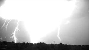 Faszinierende Aufnahme eines Blitzeinschlags