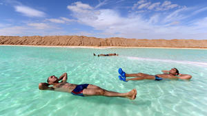 (151231) -- BEIJING, Dec. 31, 2015 () -- Toutists enjoy a "Salty Lake" for healing in a desert of Siwa Oasis, about 550 kilometers west to Cairo, Egypt, on Oct. 28, 2015.  (/Ahmed Gomaa) |