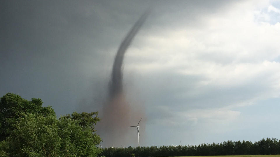 Ein Tornado ist am 05.06.2016 bei Jübek (Schleswig-Holstein) zu sehen. Die Wirbelstürme entwickelten sich entlang einer Gewitterlinie, die sich westlich von Flensburg bis nach Hamburg erstreckte. 