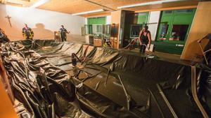 Hagel zerstört Dach einer Schule in Bayern