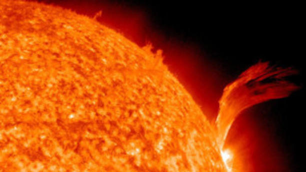 Wiederholung mit geändertem Bildausschnitt - Ein Foto des Sonnen-Beobachtungssatelliten Solar Dynamics Obervatoy (SDO) zeigt eine außergewöhnlich starke Plasmaeruption am 08.09.2010 auf der Sonnenoberfläche. Die Eruption verursachte eine extreme ultraviolette Strahlung, von der die Erde allerdings nicht betroffen war. Foto: NASA/SDA  +++(c) dpa - Bildfunk+++
