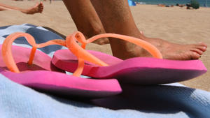Flip Flops liegen auf einem Badetuch am Strand von Marseillan Plage in Südfrankreich (Foto vom 24.05.2008). Foto: Karl-Josef Hildenbrand dpa +++(c) dpa - Report+++ | Verwendung weltweit