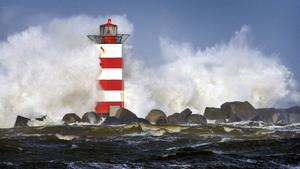 High seas crash over the harbor wall and lighthouse at Ijmuiden, The Netherlands on 01 March 2008. Windstorm 'Emma' crossed Northern Europe with gales up to 150 km/h. EPA/Koen van Weel +++(c) dpa - Bildfunk+++