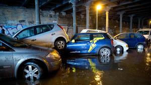 Nach starken Regenfällen sind parkende Autos am 27.07.2016 im Gleim-Tunnel in Berlin ineinander und übereinander geschoben worden. Foto: Jörg Carstensen/dpa |