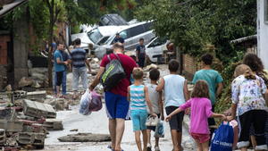 epa05461053 People leave their flood hit homes in the village of Stajkovci, Skopje, The Former Yugoslav Republic of Macedonia on 07 August 2016. At least 15 people have died in a rain storm that hit the Macedonian capital Skopje late on 06 August 2016 causing severe damage to roads, houses and infrastructure. Around 80 vehicles were caught in landslides the hit Skopje's ringroad which remains closed. EPA/GEORGI LICOVSKI +++(c) dpa - Bildfunk+++