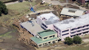 epa05516178 An aerial picture shows rescue operations at the Ran Ran elderly nursing home, where nine people were found dead earlier in the day following floods due to heavy rains generated by typhoon Lionrock in Iwaizumi, Iwate prefecture, northeastern Japan, 31 August 2016. According to the latest media reports, 11 people were killed in Iwate prefecture due to floods after typhoon Lionrock made landfall in northeastern and northern Japan the previous day and overnight. EPA/YOMIURI SHIMBUN JAPAN OUT +++(c) dpa - Bildfunk+++