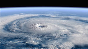 Unsere ErdeOT: EarthBU: Ein Hurrikan von oben.Regisseur: Alastair Fothergill, Mark LinfieldJahr: 2007Land: UK, USA, Deutschland