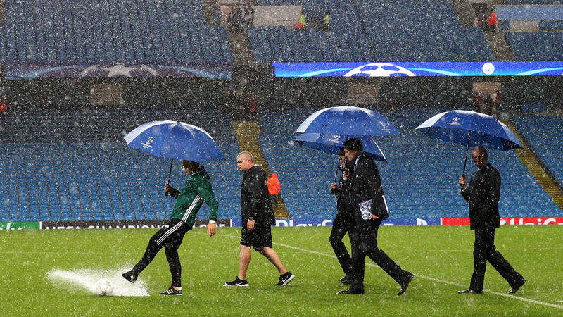 Spielfeld steht in Manchester unter Wasser