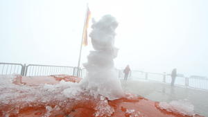 Ein kleiner "Schneemann" aus Neuschnee steht am 27.08.2014 auf der Zugspitze bei Grainau (Bayern). Durch das kalte Wetter der letzten Tage gab es mitten im Sommer auf Deutschlands höchstem Berg einige Zentimeter Neuschnee. Foto: Stephan Jansen/dpa |