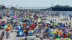 ARCHIV - Strandbesucher bevölkern am 20.07.2016 bei Temperaturen um 30 Grad den Nordseestrand in St. Peter-Ording (Schleswig-Holstein). Foto: Carsten Rehder/dpa (zu dpa «Rekordtemperaturen - Nordsee im September wärmer als im August» vom 30.09.2016) +++(c) dpa - Bildfunk+++